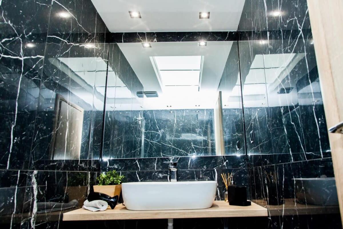 Contemporary And Chic Apartment In Central เอเธนส์ ภายนอก รูปภาพ