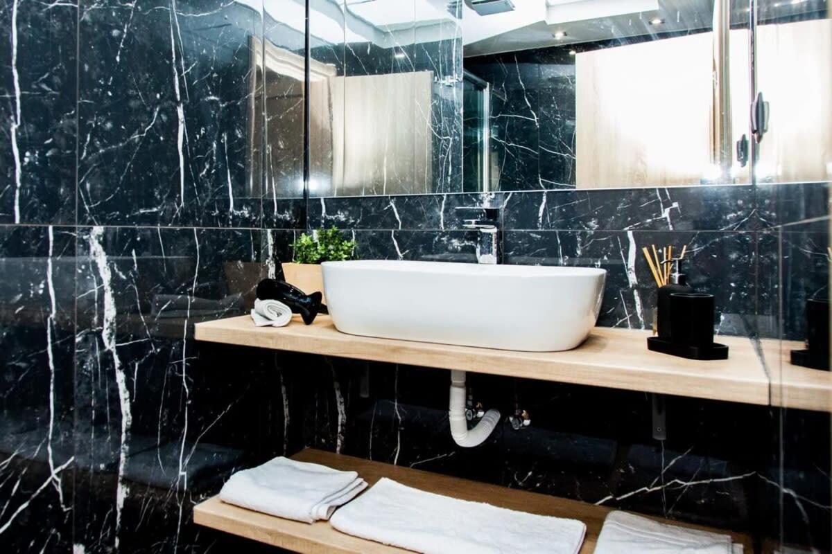 Contemporary And Chic Apartment In Central เอเธนส์ ภายนอก รูปภาพ